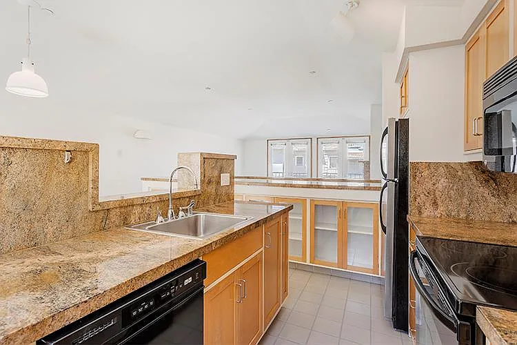 1059 Union Street Apartments — Photo 3