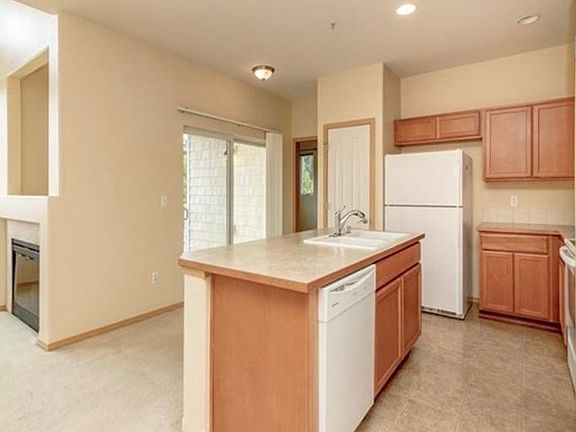 4th image of 2010 Garry Oaks Ave Unit C