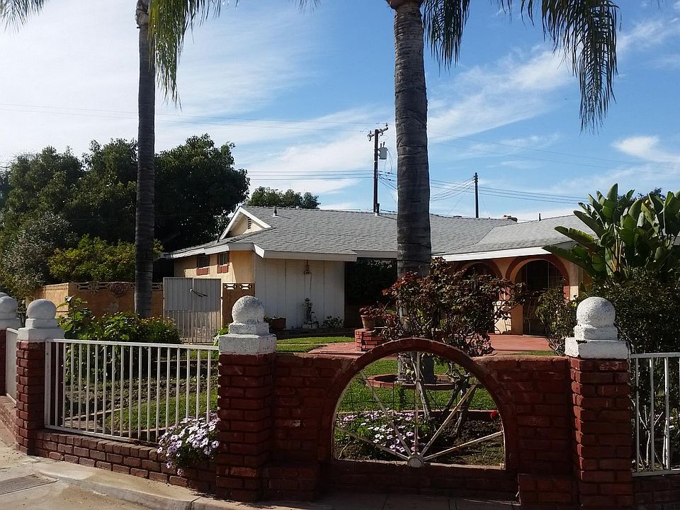 large front yard for reading or relaxing, getting some sunshine, enjoying the birds singing