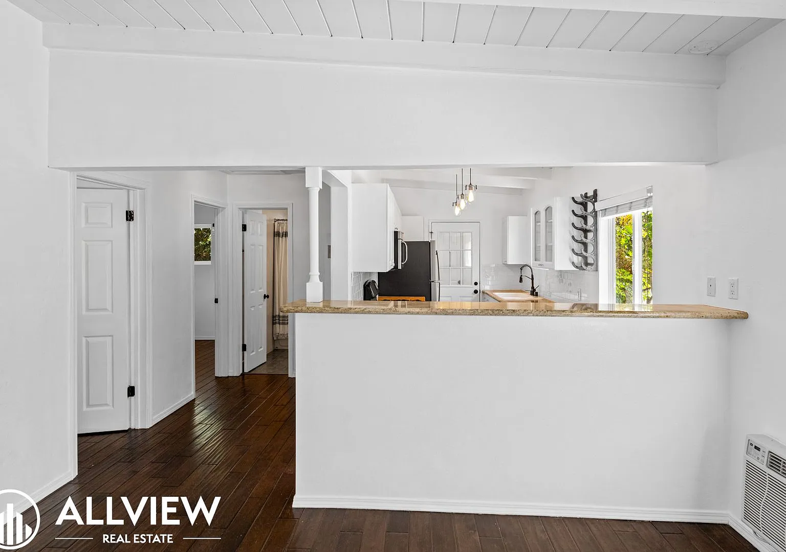 Gorgeous 2 Bed, 2 Bath Front House Available in Eastside! — Photo 3
