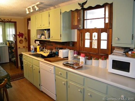 4th image of 35 Milldale Ave