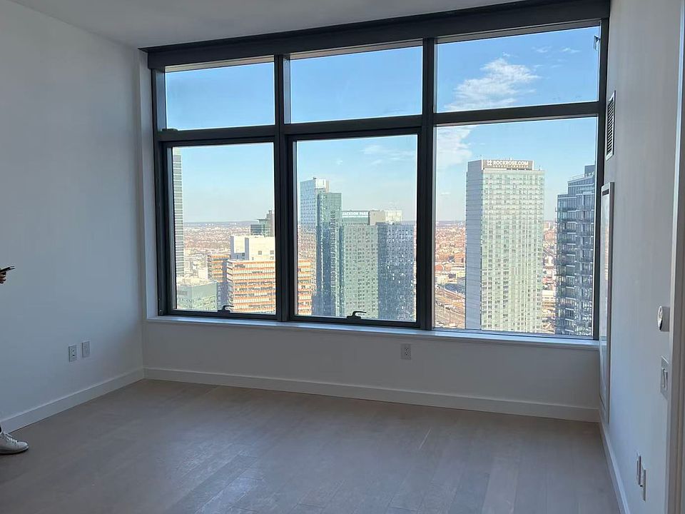 1st image of 3 Court Sq APT 4605