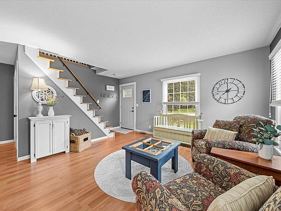 5th image of 198 Ferndale St N