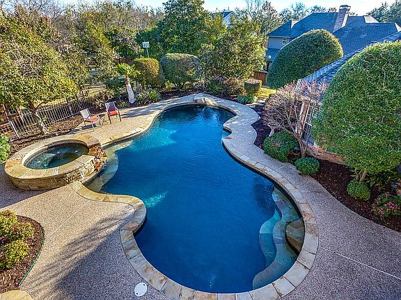 2nd image of 827 Hills Creek Dr