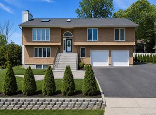 15 Oakhurst St, Huntington Station, NY 11746