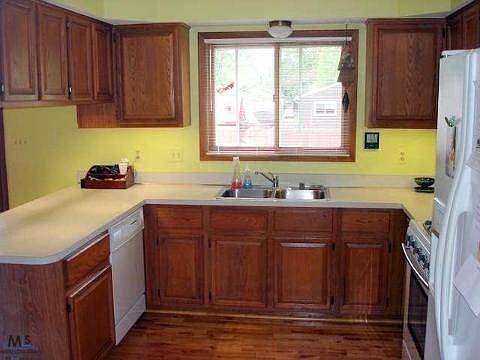 5th image of 8833 Nancy Ave