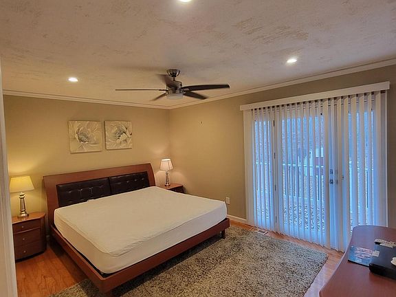 5th image of 215 Lakewood Landing Dr