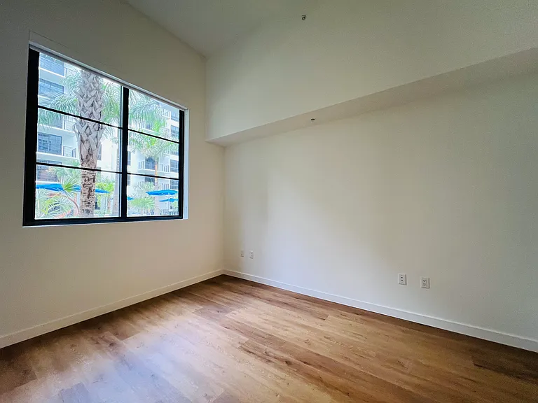 1652 NE 124th St #201 — Photo 7