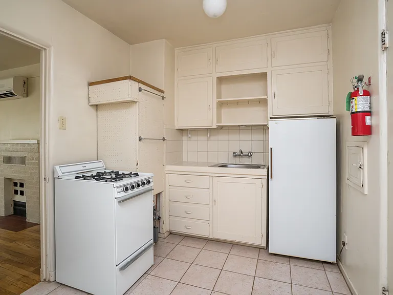 Regina Apartments — Photo 9
