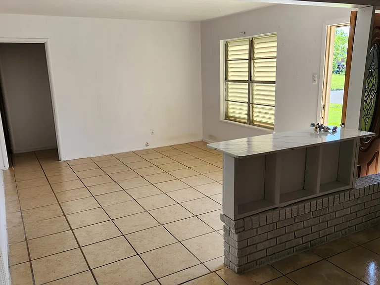 1630 Pinewood Dr — Photo 2