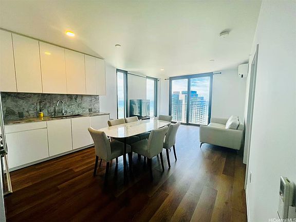 3rd image of 987 Queen St #4002