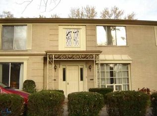 908 Harcourt Rd, Grosse Pointe, MI 48230