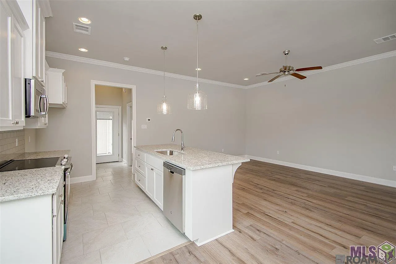 2 bed, 1002 sqft, $2,100 — Photo 4