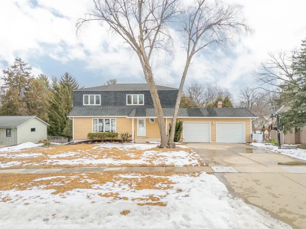 2701 Minnetonka Dr, Cedar Falls, IA 50613