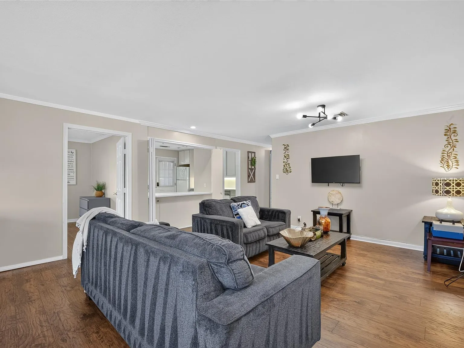3 bed, 2.0 bath, 1909 sqft, $1,900 — Photo 4