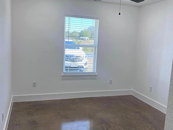 4th image of 521 County Road 1147 N