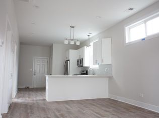 1426 W Henderson St #2R, Chicago, IL 60657