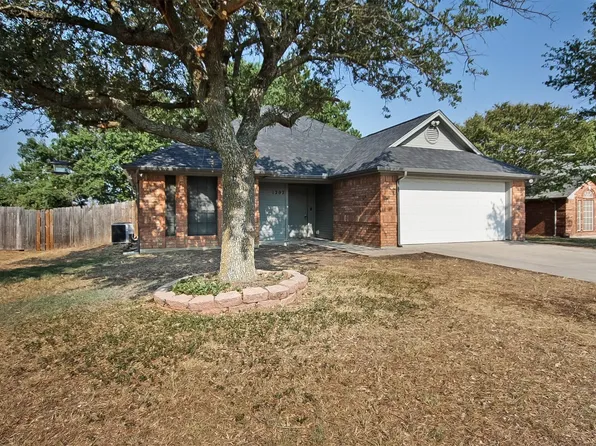 1202 Oak Tree Ln, Weatherford, TX 76086