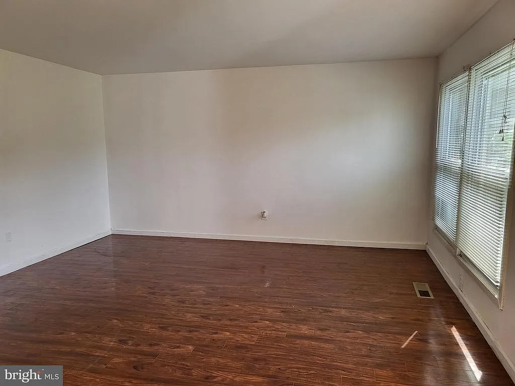 3 bed, 1.5 bath, 1430 sqft, $2,400 — Photo 4