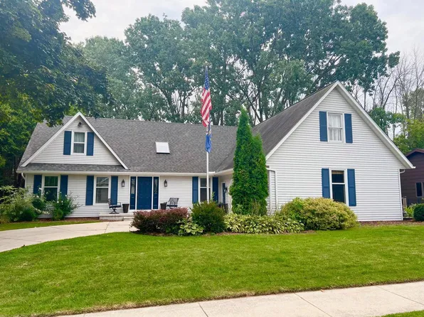 1331 Westwood LANE, Manitowoc, WI 54220