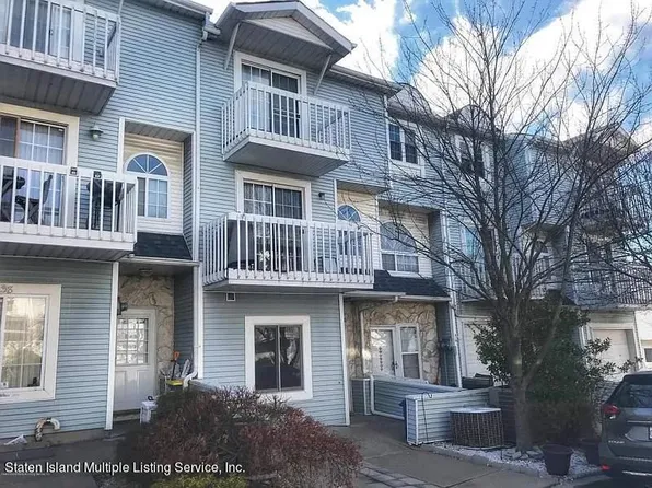 40 Country Dr N, Staten Island, NY 10314