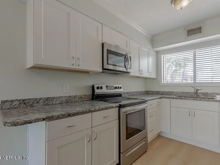 360 14th Ave S #E — Photo 4