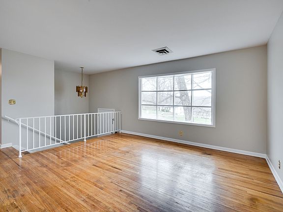 5th image of 202 Robin Hood Dr