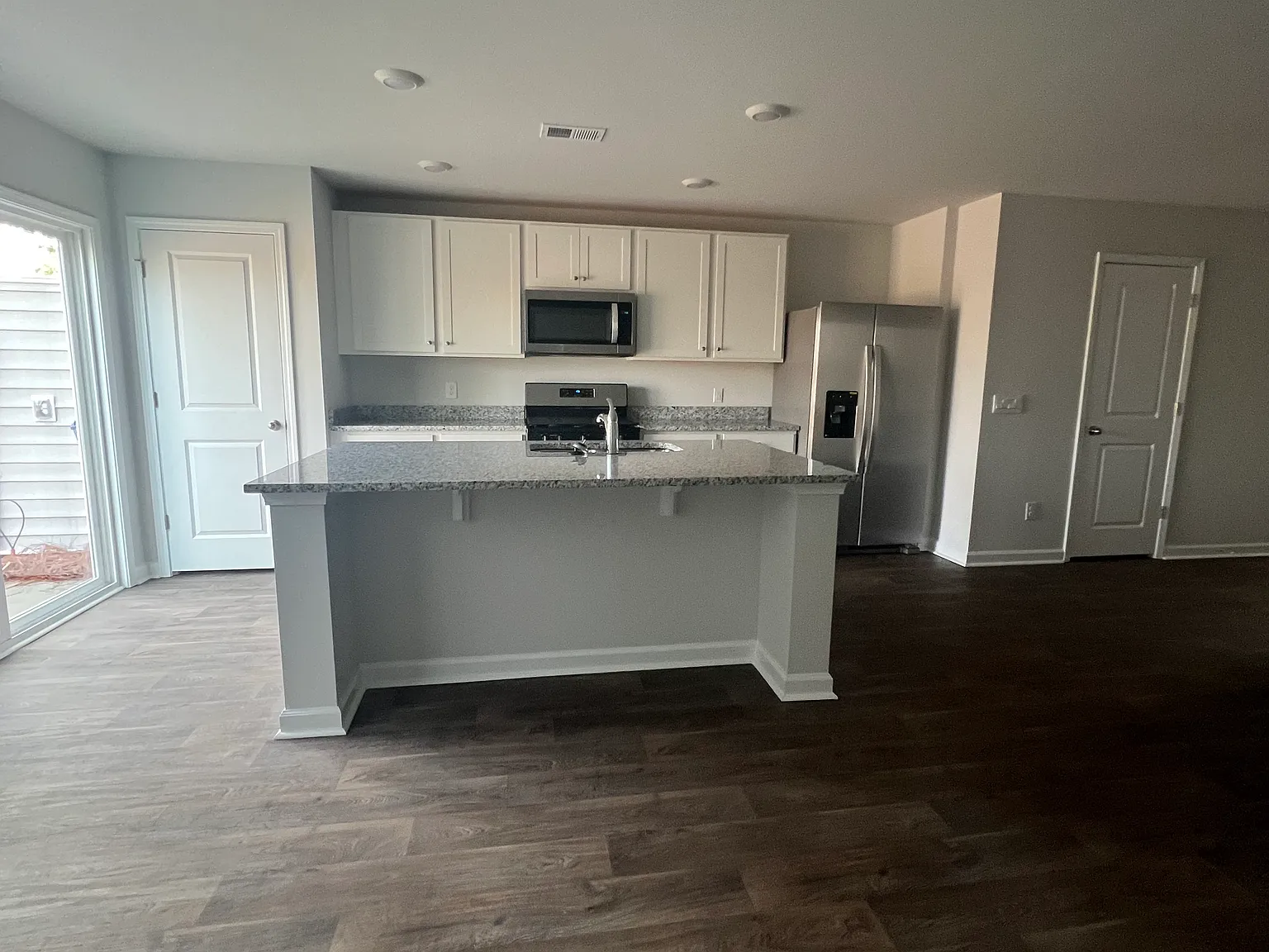 3 bed, 2.5 bath, 1473 sqft, $2,199 — Photo 3