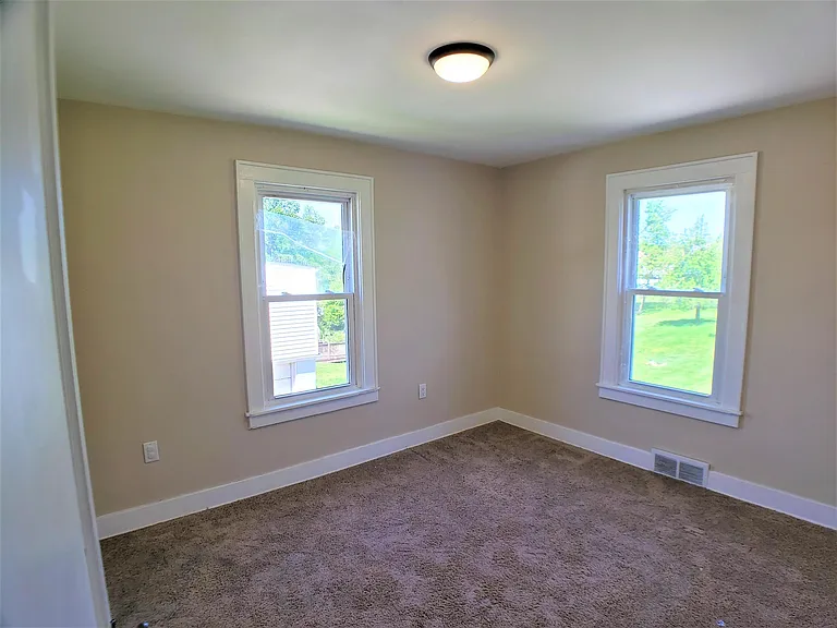 631 Kenny St — Photo 3
