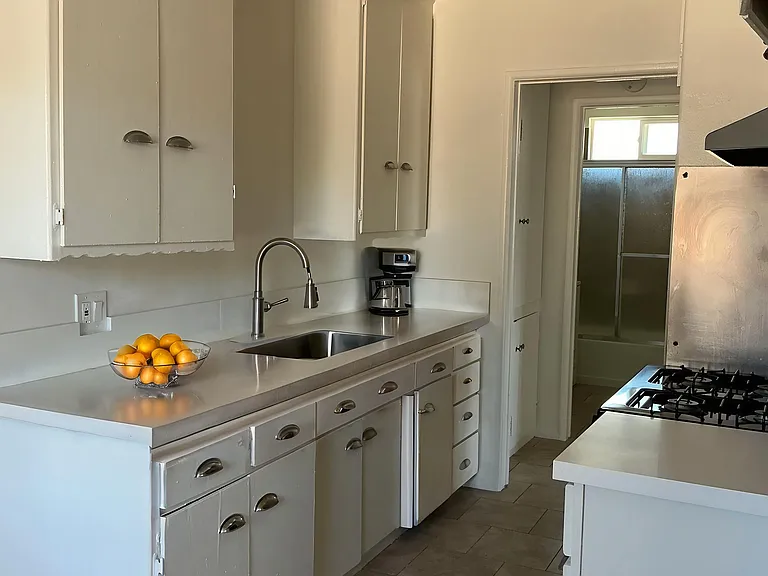 1136 W Broadway St #6 — Photo 2