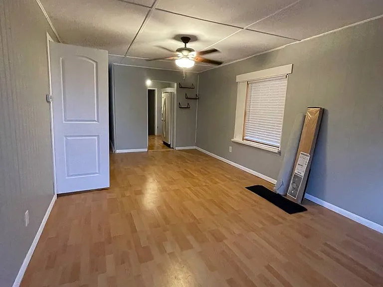 3217 Main St — Photo 2