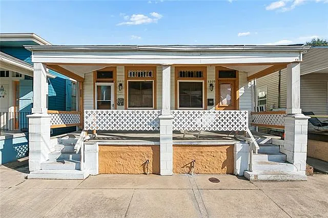 3211 Baronne St — Photo 1