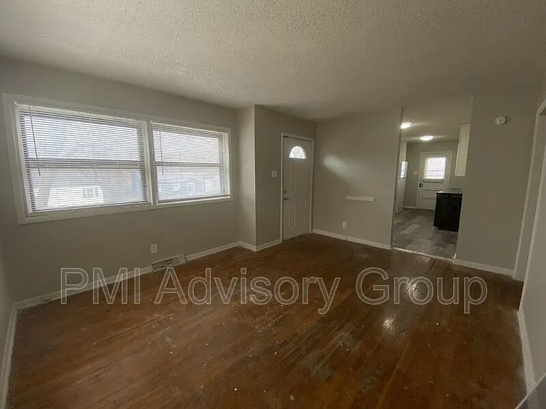 409 SE 34th St — Photo 8