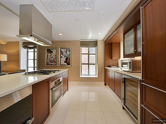 3rd image of 140 E 63rd St APT 9A