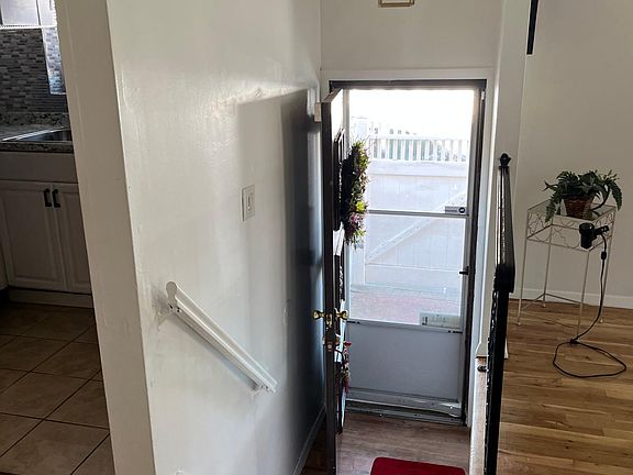 4th image of 259 Swinton Ave #2