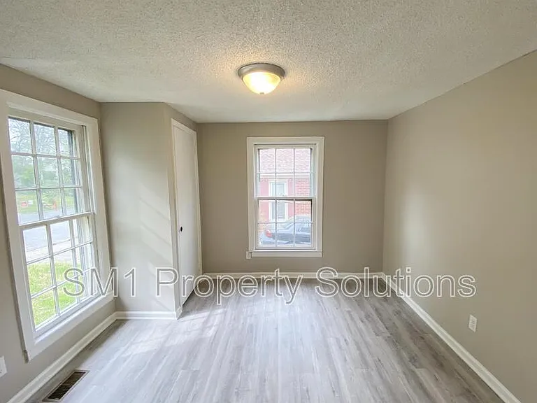 915 Willow Rd — Photo 4