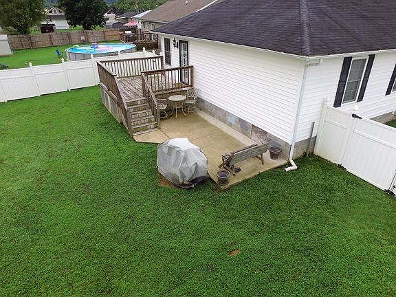 4th image of 202 Arrowhead Dr