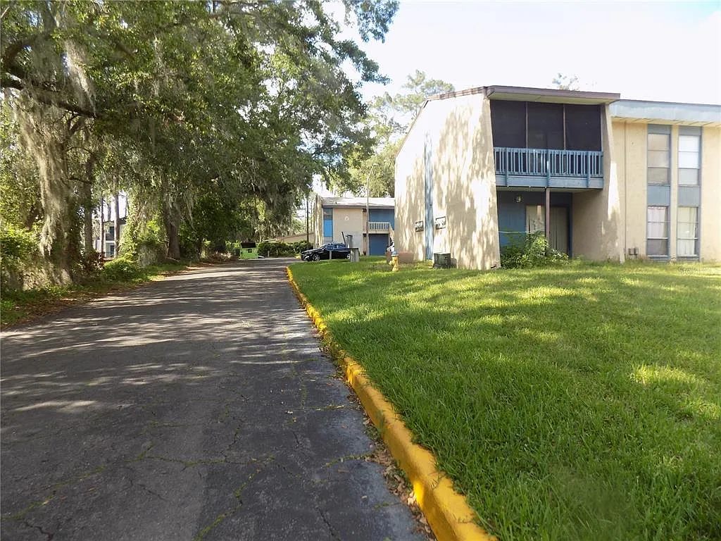 1 bed, 1.0 bath, 876 sqft, $900 — Photo 2