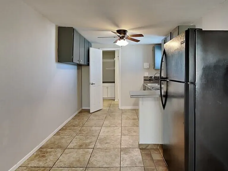 1402 W Mercer Ln #3 — Photo 4