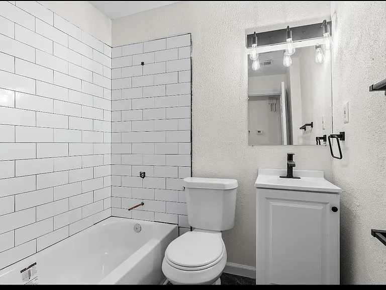 1950 Thunderbird Ave — Photo 16