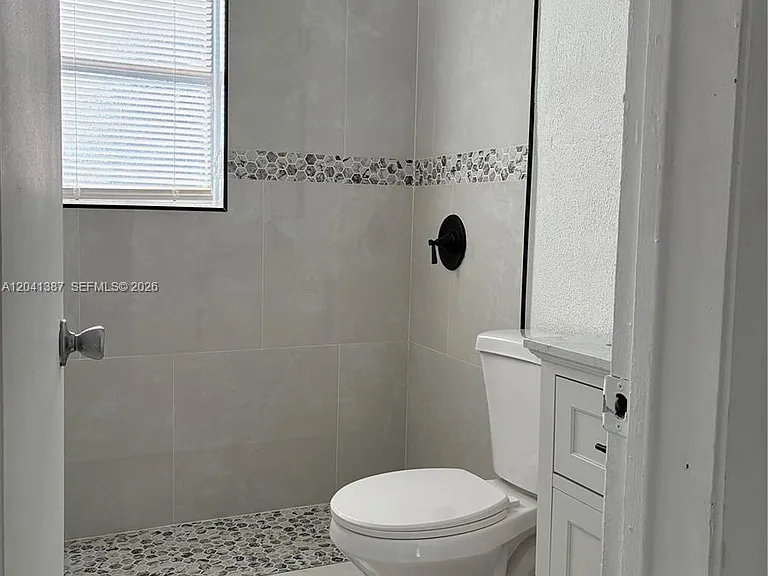 550 NW 15th Ct — Photo 3