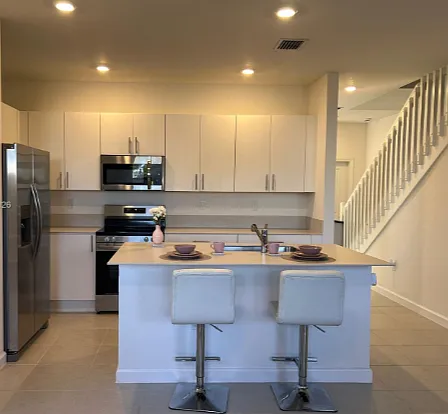 4 bed, 1633 sqft, $2,850 — Photo 2