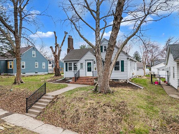 2nd image of 2824 Tremont Ave