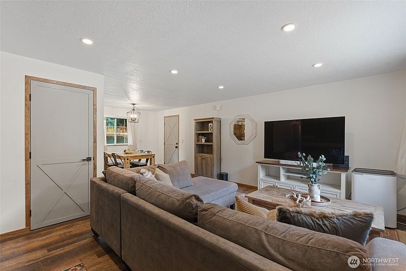 4th image of 9335 Meridian Court SE
