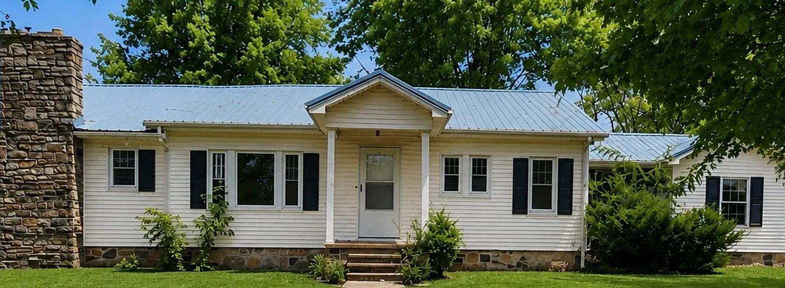 Spacious 3 Bed, 2 Bath Home with Basement, Garage & Large Yard in Cave City! — Photo 1