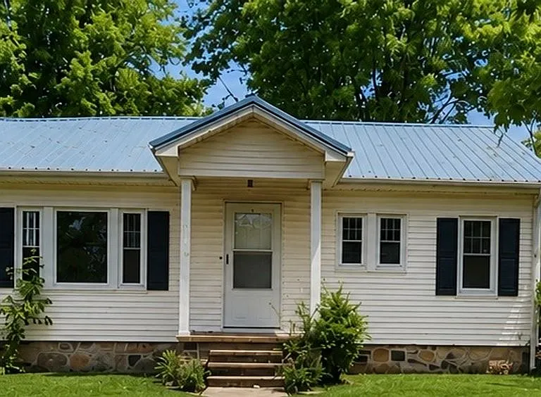 1009 Broadway St — Photo 1