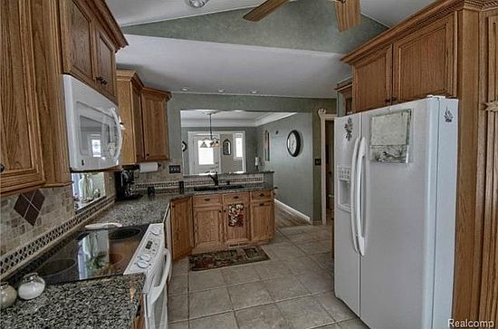 3rd image of 555 N Main St