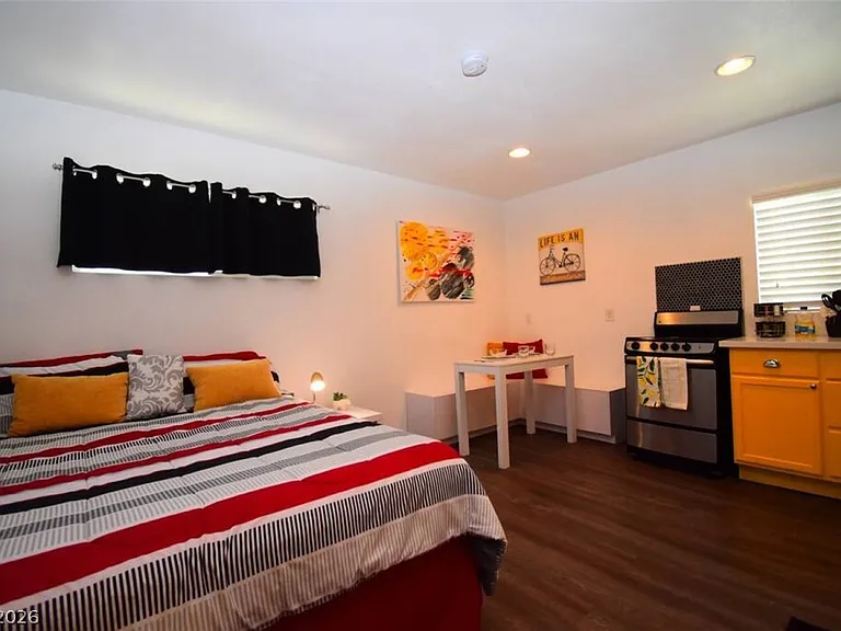 308 S 10th St #B — Photo 3