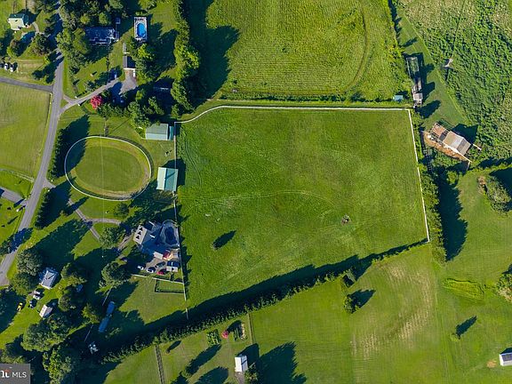 3rd image of 27472 Strawberry Hill Rd