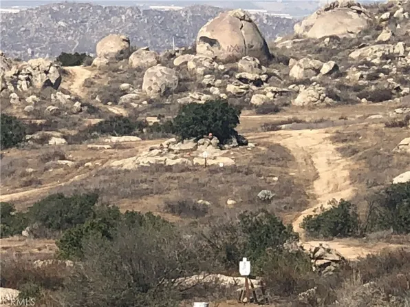 1 McIntyre Rd, Sun City, CA 92585